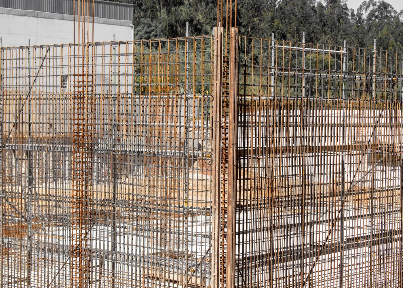 Bewehrungskörbe aus Stahl mit Holzschalung auf einer Baustelle